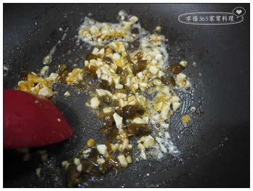 加入脆瓜拌炒一下。