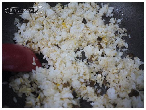 再加入白飯，輕輕翻炒到飯粒分明（有黏成一塊的地方可以菜鏟背面輕壓再拌開）。