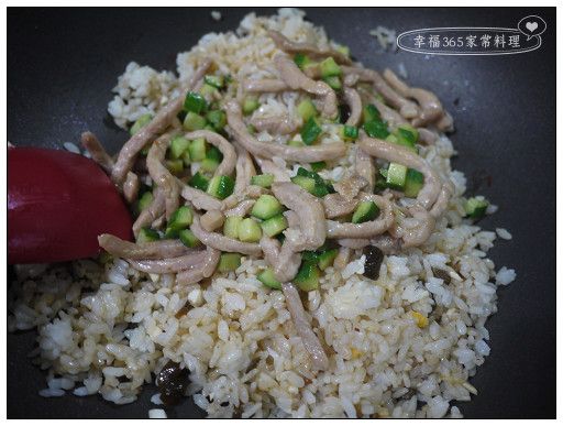 最後加入豬肉絲和黃瓜丁翻炒一下，再加入〔調味料〕拌勻即完成。