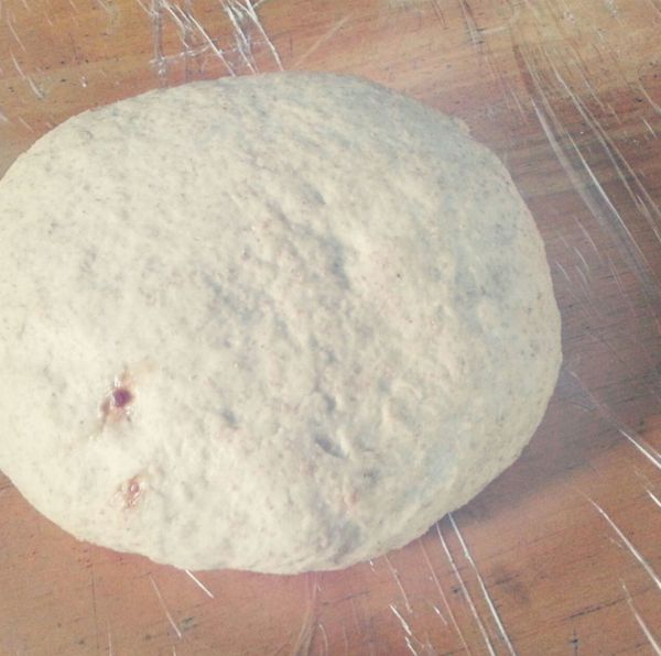 ｜麵團｜
薄皮製作方式：

步驟1
拿個大碗盆裡面裝入（以下的東西）
將粉類過塞（高筋麵粉 鹽 ）
橄欖油
酵母水

步驟2
揉麵團（使勁的柔就對了）
柔到麵團不沾手（如果太乾 太黏 就自己調整粉 跟水）

厚皮製作方式：
步驟1
一茶匙的酵母粉 加入溫冷水裡頭 
拿個大碗盆裡面裝入（以下的東西）
將粉類過塞（高筋麵粉 /全麥麵粉 鹽 ）
橄欖