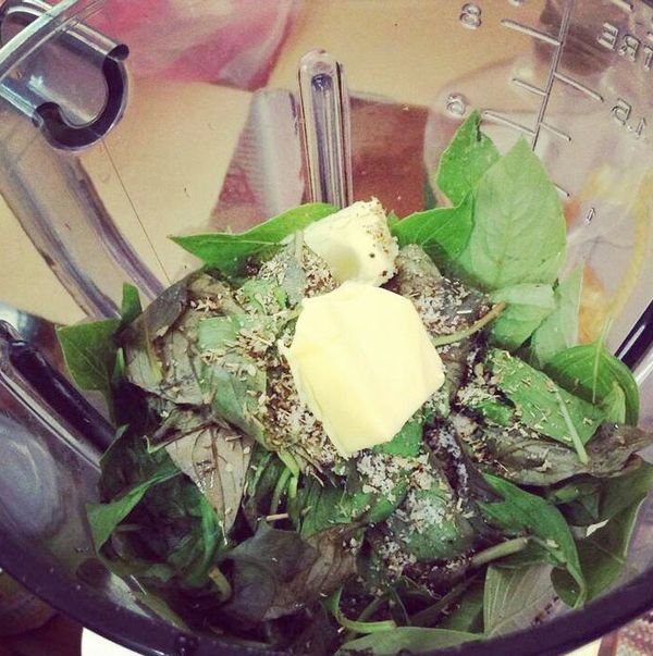 薄皮麵團柔好的就可以直接使用了！
厚皮要等待發酵 大概約1小時（依照天氣溫度調整）
在發酵的時間 可以製作撲在面皮上的青醬。

青醬比例也是大概自己抓的。
我用了兩大包的九層塔 只有用葉子部份。
大概用水清洗後。
放入果汁機（九層塔 蒜頭 橄欖油 堅果 鹽巴 黑胡椒 義拭香料）