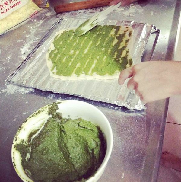 薄皮跟厚皮放料都是一樣的方式。
步驟一
先撲 青醬打底
步驟二
放入你要的材料 甜椒 青椒 香菇 洋菇 番茄 四季豆
（因為搭配顏色 所以用了很多不同得顏色 看起來超美位）
步驟三
最後就是撒上黑胡椒 香料 滿滿 起司

完成