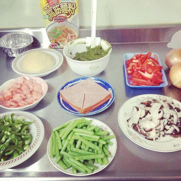 材料
火腿 玉米 洋蔥 青椒 甜椒 香菇 番茄 四季豆 蝦仁 起司
（喜歡甚麼就可以加甚麼 沒有一定 主要是配色）