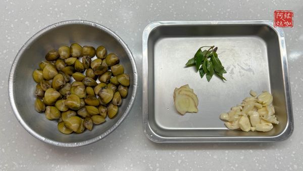 ➥蜆仔；洗乾淨後 泡清水約1小時吐髒東西
➥蒜頭；拍碎
➥薑；取適量切薑片