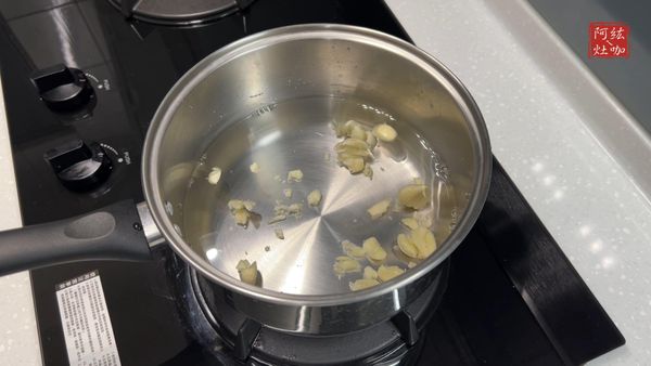 ①鍋子➕清水、蒜碎蓋上鍋蓋後轉中火🔥煮開
②轉小火🔥燜煮約3~5分煮軟蒜頭
 (也可以浸泡蜆仔同時，煮滾水後關火🔥燜軟蒜頭)