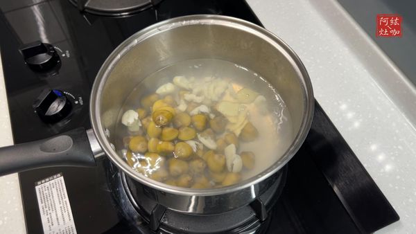 ①開鍋蓋之後轉回中火🔥煮滾高湯
②➕蜆仔、薑片煮至蜆仔開蓋即可關火🔥
 (如果想喝更濃郁的，可以蓋鍋蓋轉小火🔥燜煮10分鐘)