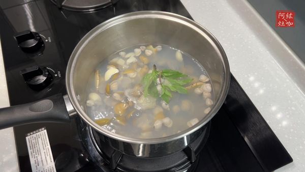 ①➕九層塔、鹽巴、米酒、白胡椒粉調味拌勻即可上菜