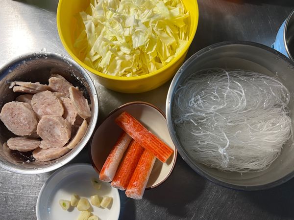 冬粉泡水，高麗菜切小條，貢丸切片