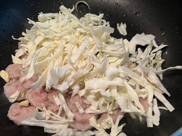 熱油下蒜末，蒜香味出來後
下貢丸炒香再丟入高麗菜
