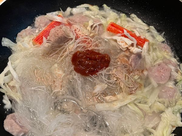 於蟳味棒、冬粉及調味料（辣豆瓣醬，胡椒粉，塩及烹大師）後加入適量的水煮滾