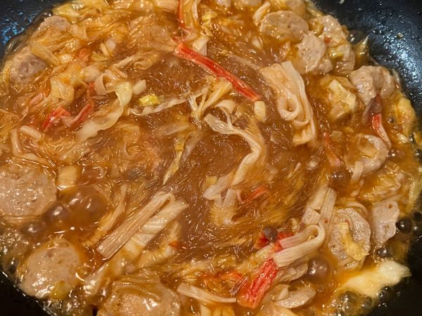 漸漸收乾水份後再調入醬油及香油（亮色，增香）