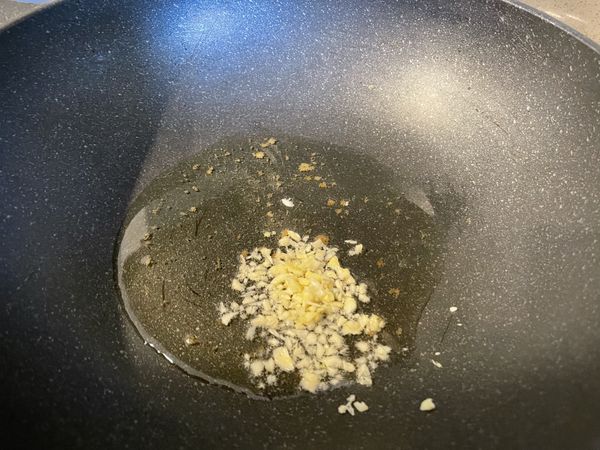 起油鍋， 爆香薑蒜。 
Add a little oil to the pan . Add ginger and garlic.