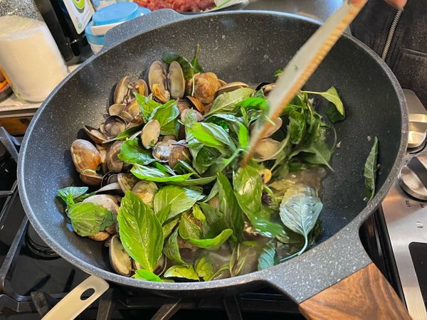 最後加九層塔。拌炒兩下關火上桌。
Add basil and stir.