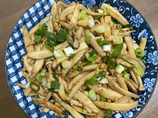 杏鮑菇撕一絲一絲的
下鍋乾炒炒到出水加入蒜頭烤肉醬拌炒最後再加入蔥花