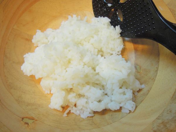 飯煮好後，燜個十分鐘，記得先將飯用飯匙鬆ㄧ下，讓熱氣散開。