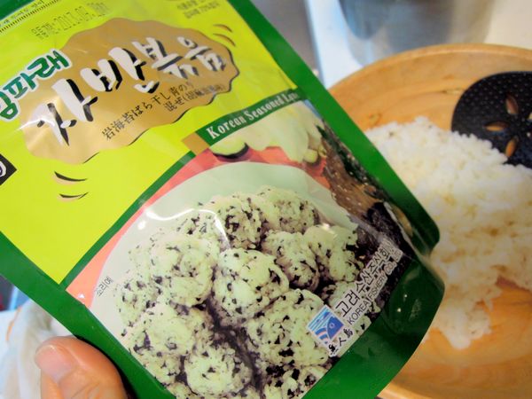 趁餘熱快速加進韓式海苔。如果是ㄧ片ㄧ片的韓式海苔，可用廚房剪刀先剪成小塊。
