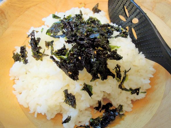 海苔分成兩到三次加入飯裡，用飯匙由下而上將飯撈起和海苔拌勻。不要用切的方式，容易把飯切碎。