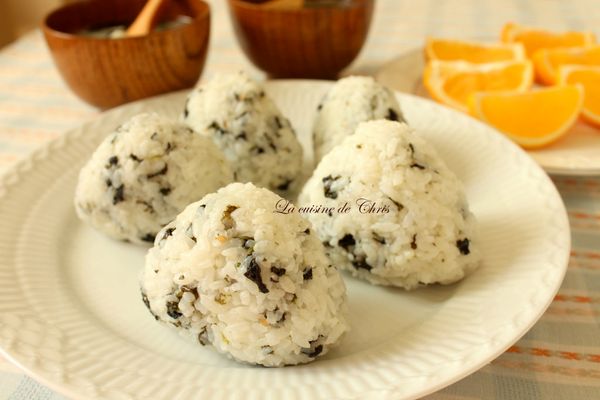 韓示海苔裡面已經包含鹽，芝麻油及芝麻，糖等成份，所以不需加其他材料就很好吃了。若喜歡其他口味，可再加進，例如：泡菜，烤肉片等。