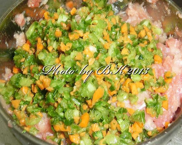 步驟1青江菜、紅蘿蔔及鯛魚分別用調理器攪碎或切碎備用。接著將鯛魚泥、豬絞肉及雞湯（水）混合攪拌均勻，再加入［調味料］、青江菜及紅蘿蔔末拌勻，即為[餡料]。