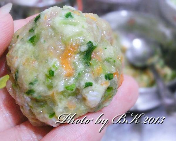 將步驟2的[餡料]，用手捏至適當大小(依個人喜好)。