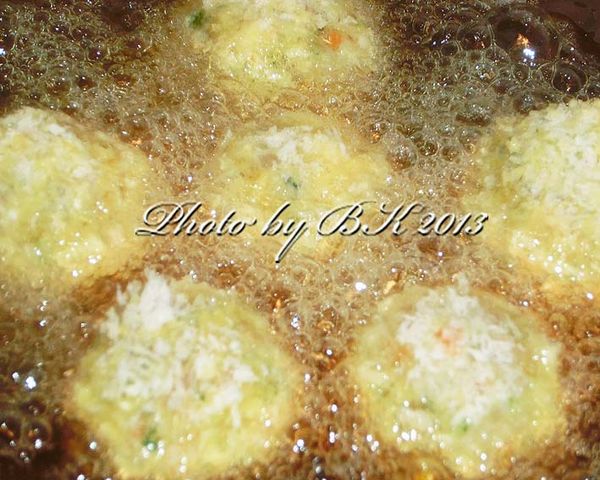 起油鍋燒熱，放入步驟4的肉丸子炸至金黃酥脆，撈起瀝油即可。