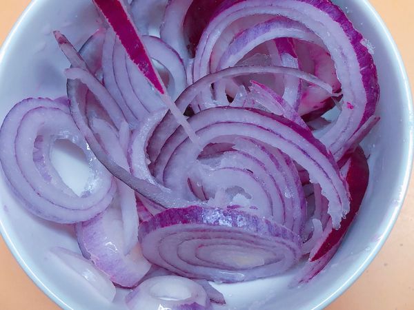 在炒牛絞肉時可以醃紫洋蔥，將紫洋蔥切成圈狀，放入白糖和白醋醃至少10分鐘即可