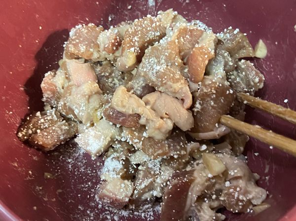 先撒一點太白粉
再用木薯粉
攪拌均勻