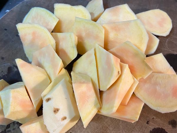 一顆地瓜的份量，隨意切塊狀（算兩個拳頭大）