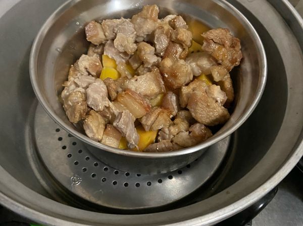 把豬肉從氣炸鍋拿出來 
再放入電鍋繼續蒸