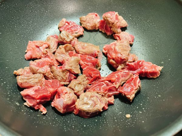 牛肉先炒至半熟