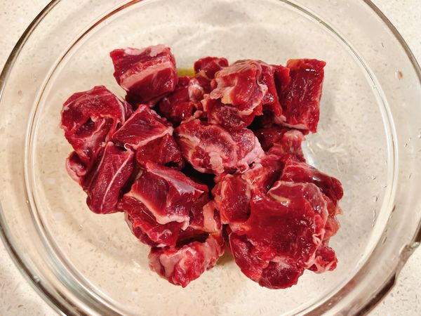 牛腱切塊，淋上一圈橄欖油抓醃至少15分鐘