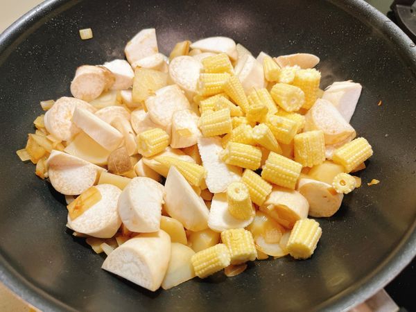 加入杏鮑菇、玉米筍拌炒