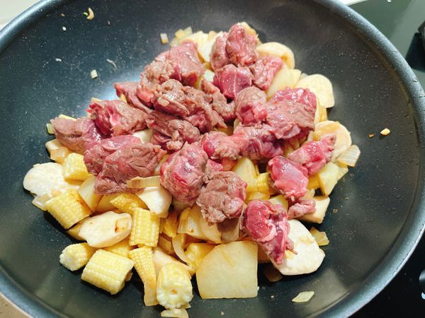 加入半熟的牛肉