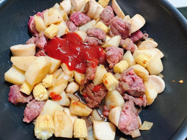 加入調味醬：安食小品黑豆醬油、番茄醬、砂糖拌炒