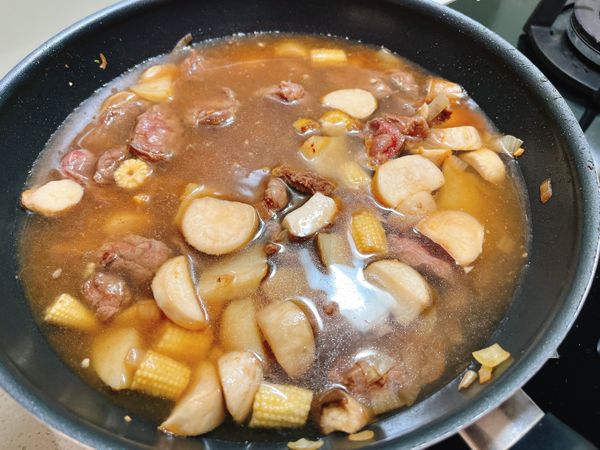 加入熱水淹過食材，大火煮滾，小火慢燉20分鐘