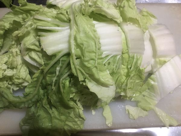將白菜切約3-5公分的厚片，洗乾淨，盡量將水份瀝乾一點（避免烹調後水份過多）