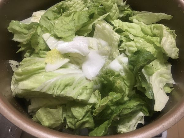 將白菜、鹽巴放人飛利浦2136萬用鍋內，選用無水烹調，香酥蝦模式，蓋上鍋蓋，洩壓閥轉至密封的位置。