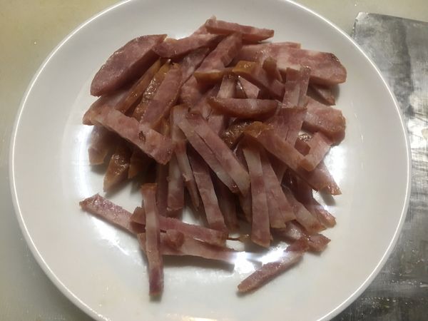 火腿切成絲狀備用。