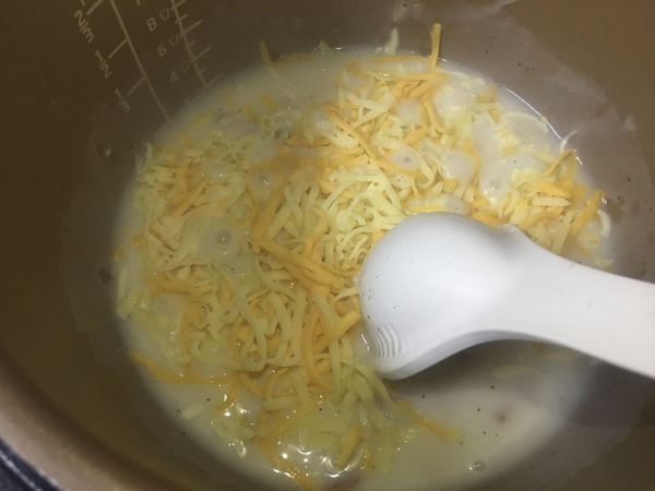 沸騰後先放人一半的起司絲。