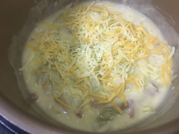 再放人白菜，上面鋪上剩下的起司絲，蓋上鍋蓋，洩壓閥轉至無水烹調的位置，焗5分鐘。