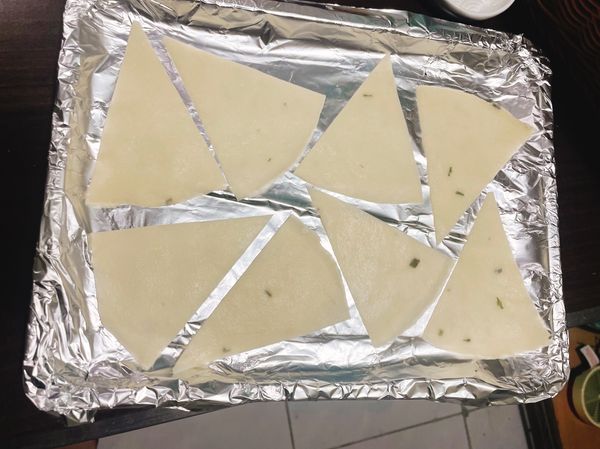 蛋餅皮切八份，先放入烤箱 200度烤到外圍有點焦色❤️