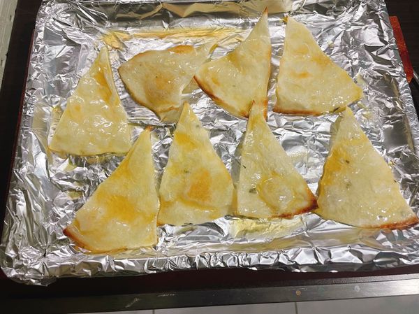 烤過的蛋餅皮拿出來，先抹上奶油再抹楓糖❤️