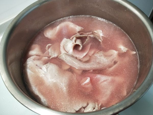 微滾的水，加入薄片梅花豬燙熟