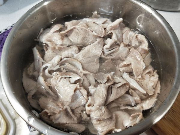 梅花豬過冷水，洗去血渣