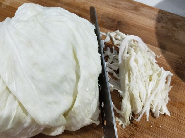 高麗菜葉洗淨，捲起切細絲
