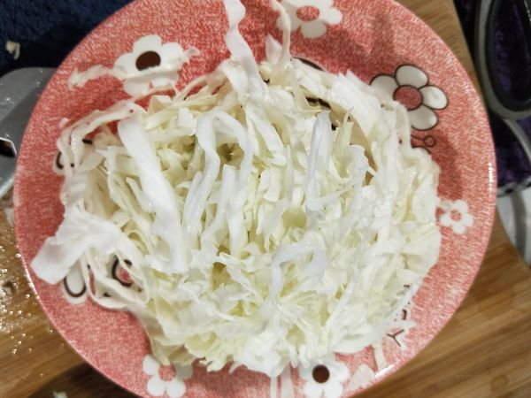 取一盤子，用高麗菜絲墊底