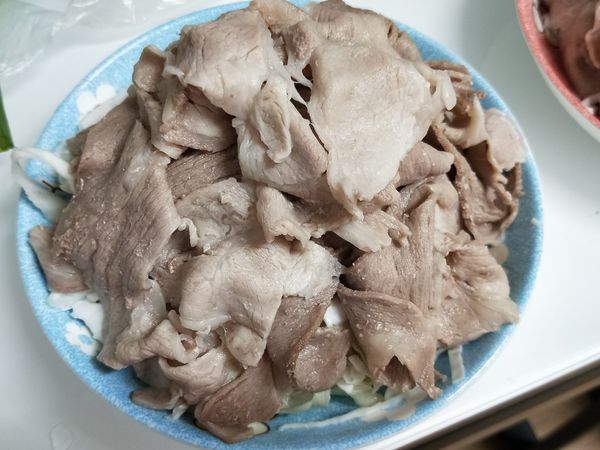 將梅花豬薄片鋪上