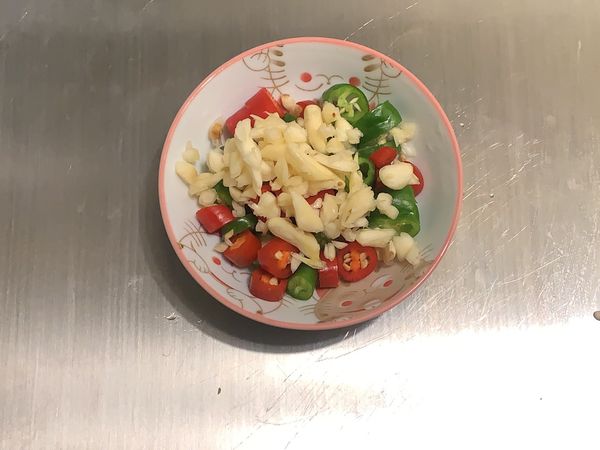 辣椒、蒜頭切末，混合在一起