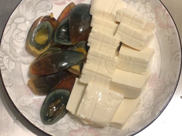 皮蛋、豆腐切塊擺盤