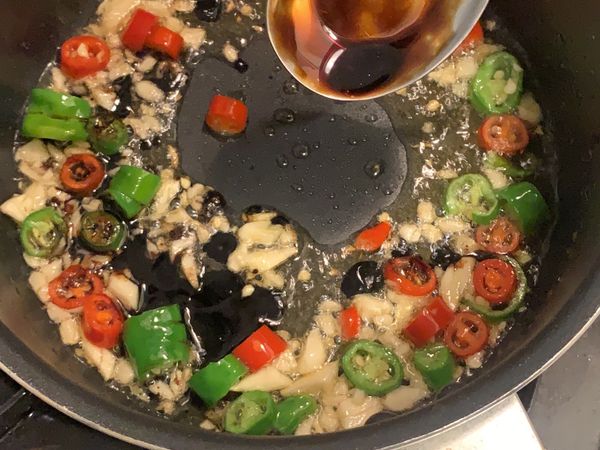 香油加熱，爆香蒜、辣椒，加入醬油拌勻即可